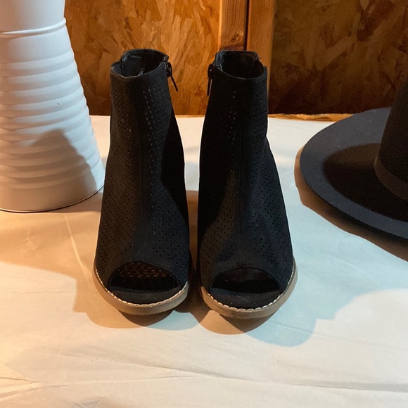 Jore Perforated Savvy Ankle Boots Size 7 - Picture 2 of 11